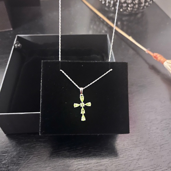 Beautiful 💚cross pendant and necklace - Picture 7 of 8